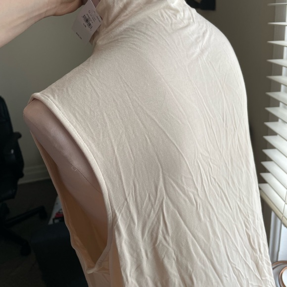 L BR MOCKNECK SLEEVELESS TANK - Picture 9 of 11